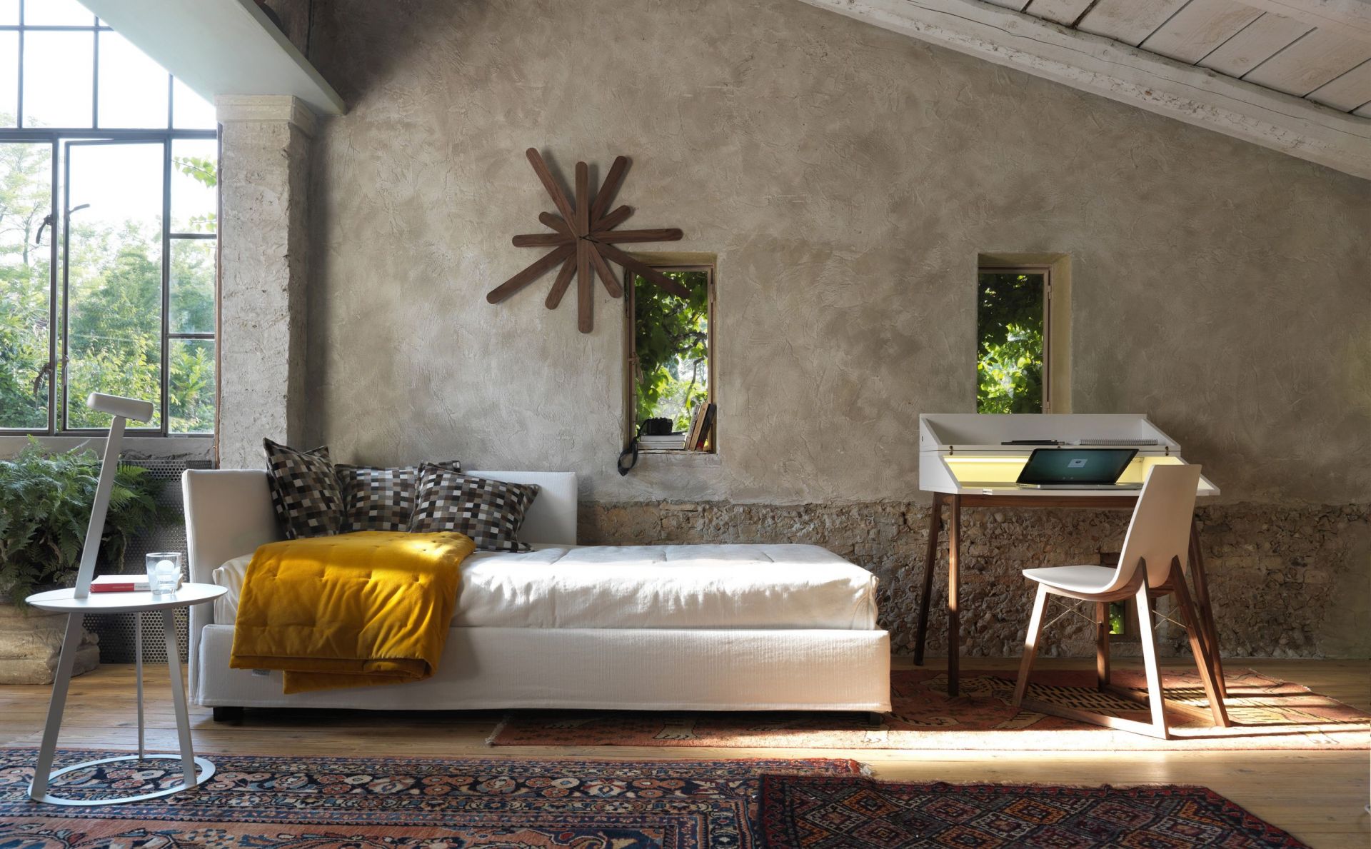 Albino Torcia Beistelltisch: Weißer Tisch mit filigranem Metallgestell im modernen Wohnzimmer.