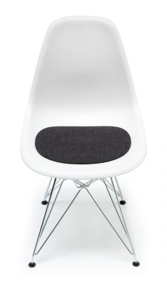 Weißer Eames DSR Stuhl mit grauer Hey Sign Filz Sitzauflage für mehr Komfort.