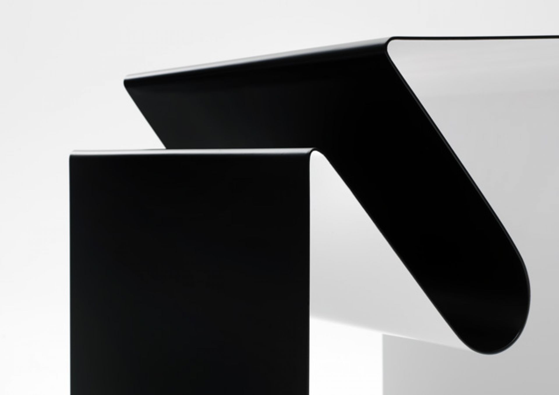 Detailaufnahme des V44 Mobile Line Beistelltisches von Müller Möbelfabrikation in Schwarz und Weiß.