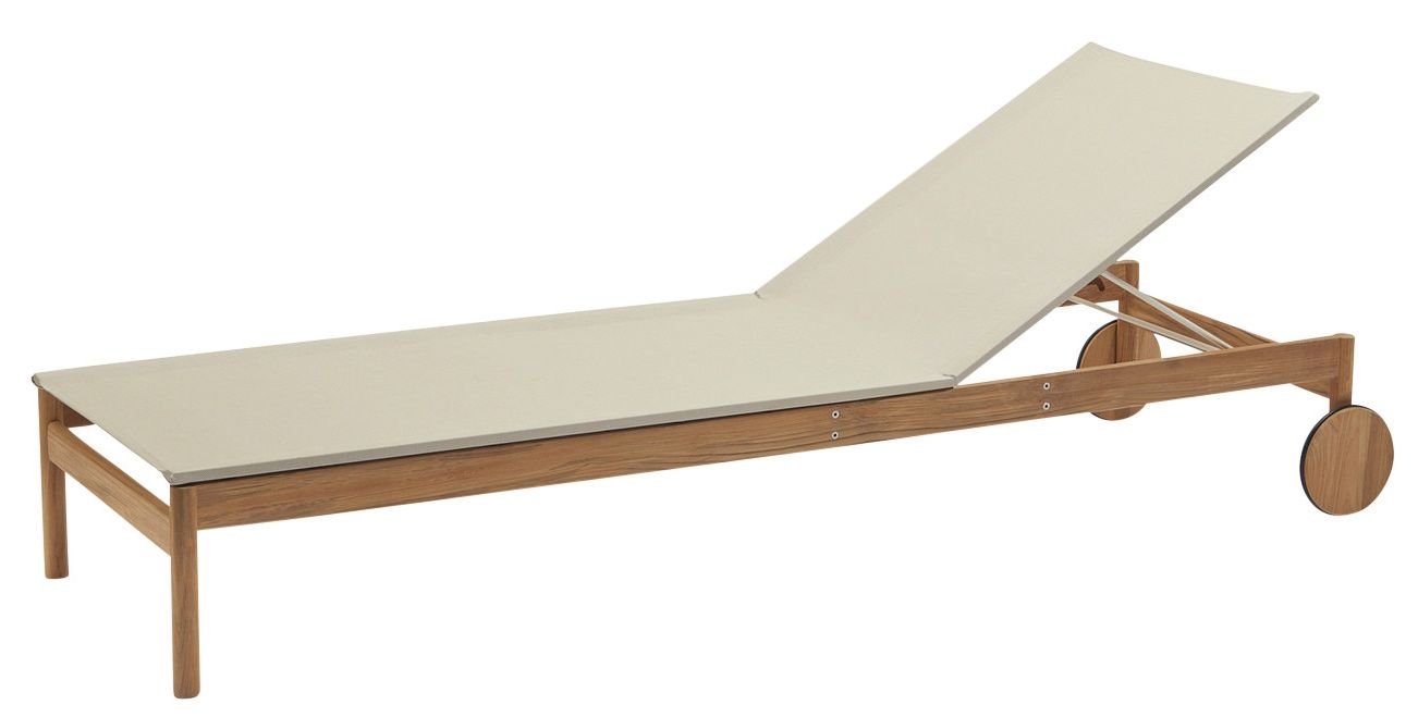 Pelagus Sonnenliege von Skagerak: Outdoor Liege aus Teakholz mit Rädern und beigem Bezug.