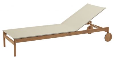 Pelagus Sonnenliege von Skagerak: Outdoor Liege aus Teakholz mit Rädern und beigem Bezug.