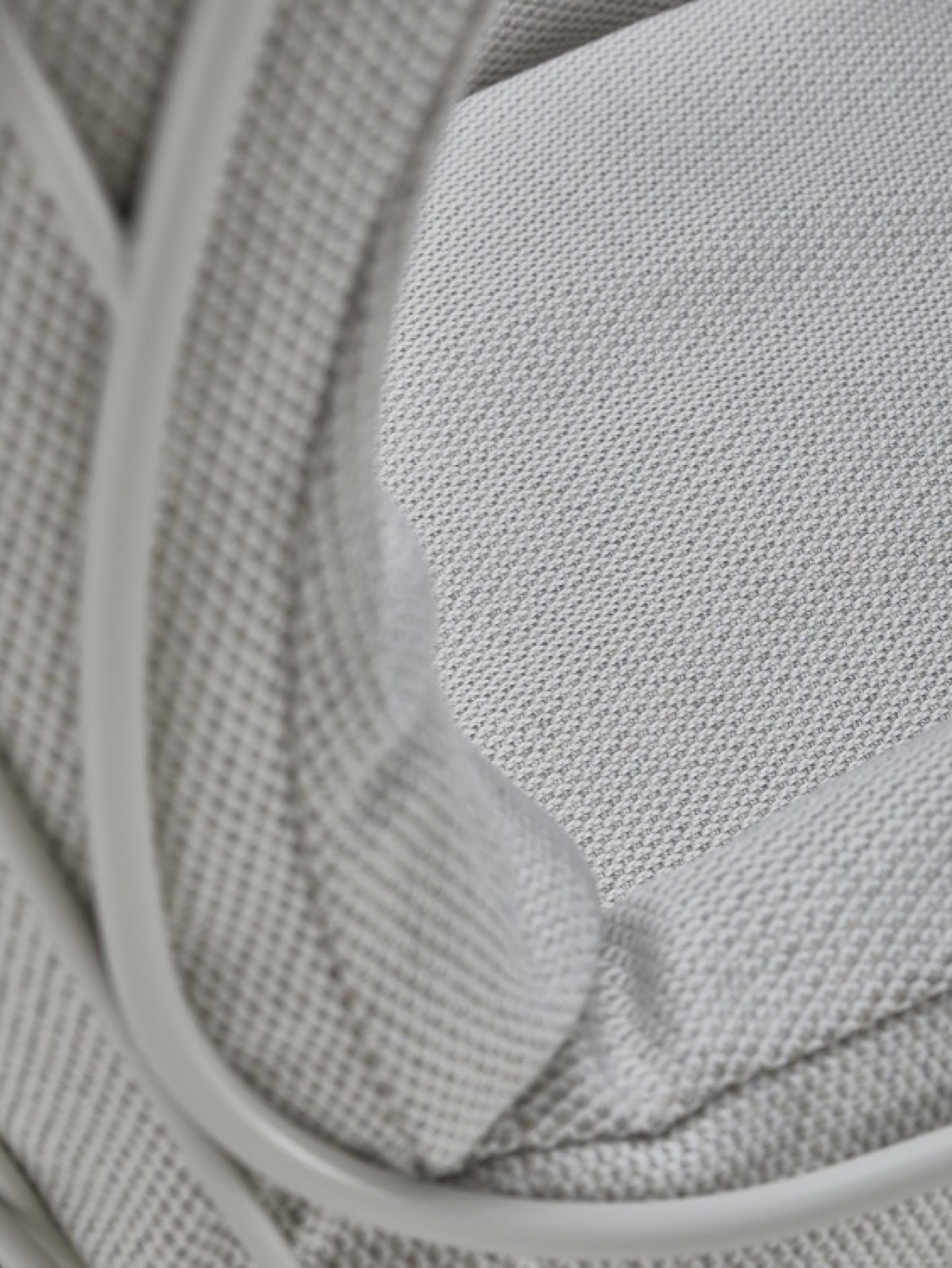 Detailaufnahme: Grauer Leyasol Lounge Chair Outdoor Stuhl von Freifrau Manufaktur, Fokus auf Stoffstruktur und Gestell.