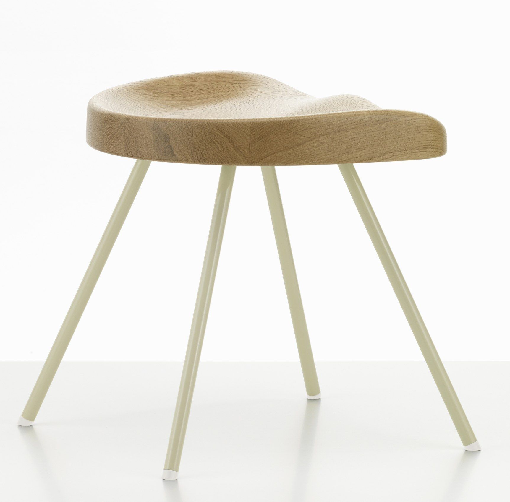 Vitra Hocker Tabouret N° 307: Holz-Sitzfläche mit drei beigen Metallbeinen auf weißem Hintergrund.