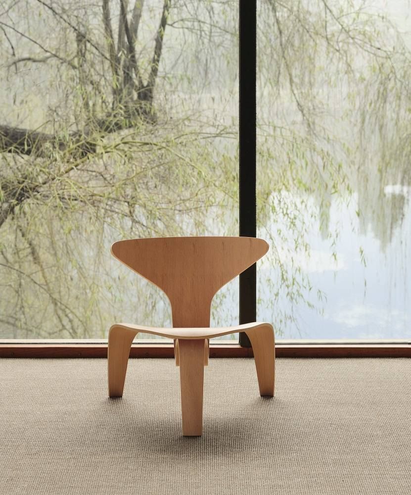 Heller PK0 A™ Chair Stuhl von Fritz Hansen vor einem Fenster mit Baumblick.