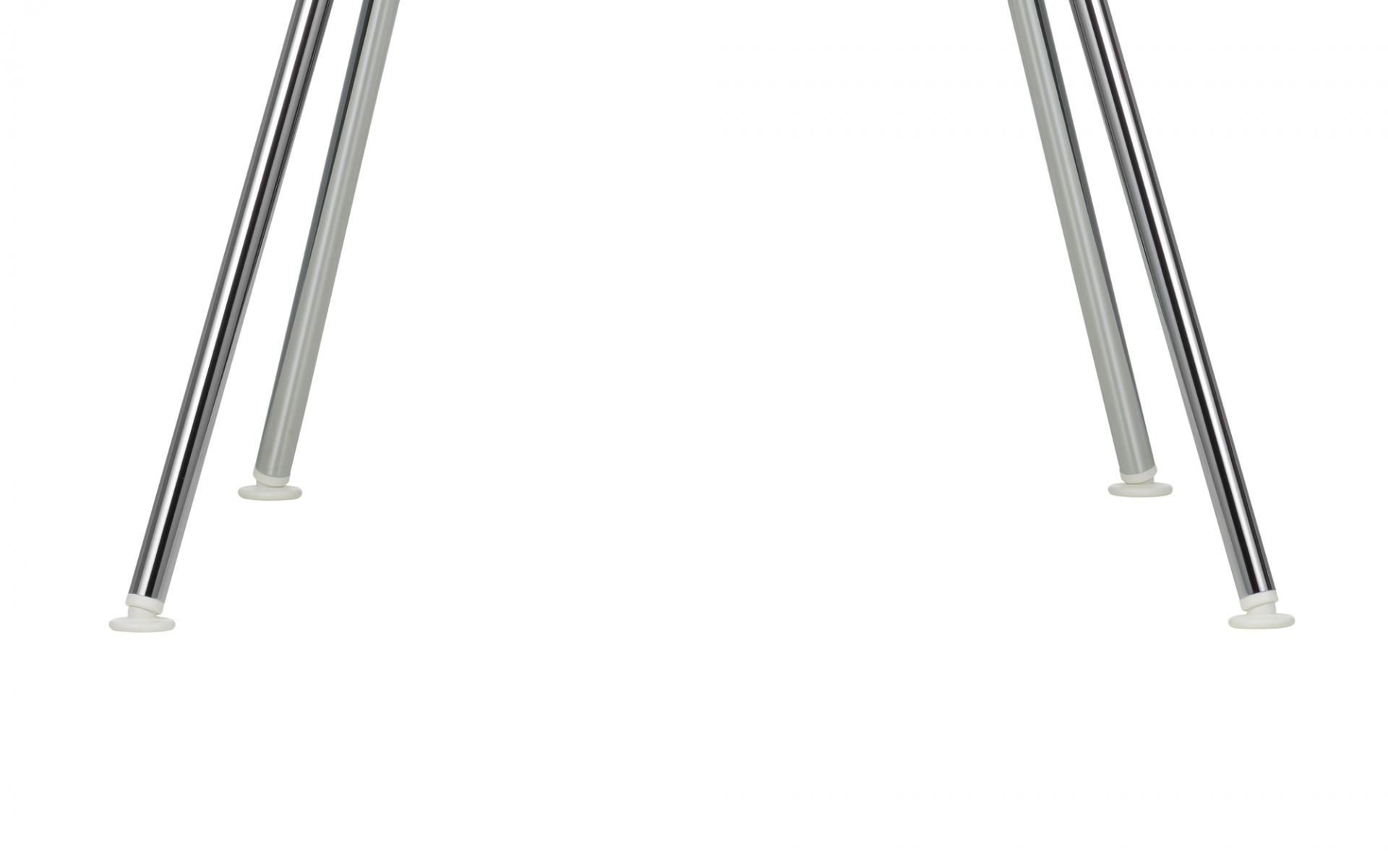 Nahaufnahme der Stuhlbeine mit weißen Kunststoffgleitern für Eames Plastic Chair, Bodenschutz.