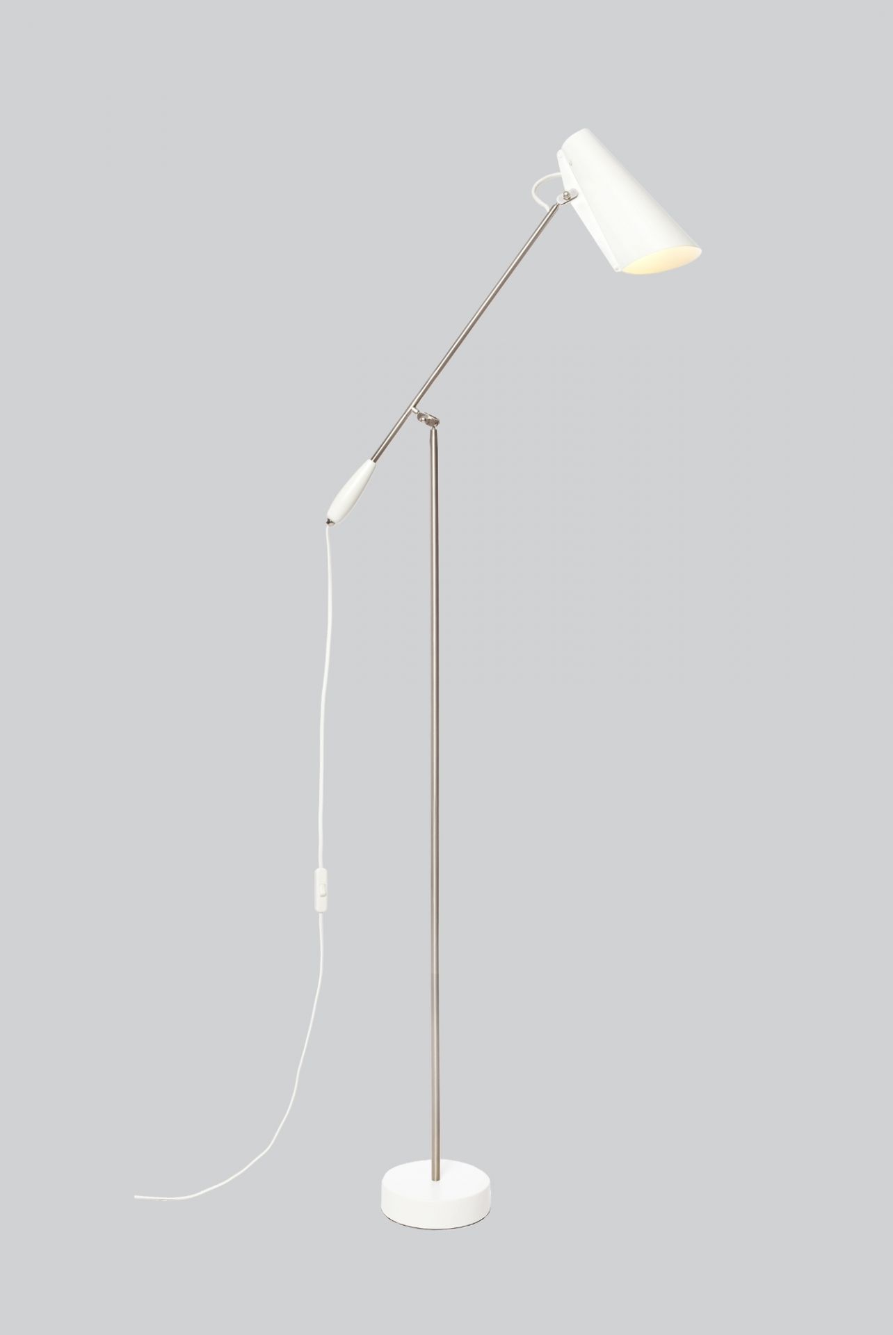 Weiße Birdy Stehleuchte von Northern mit verstellbarem Lampenschirm und filigranem Design.