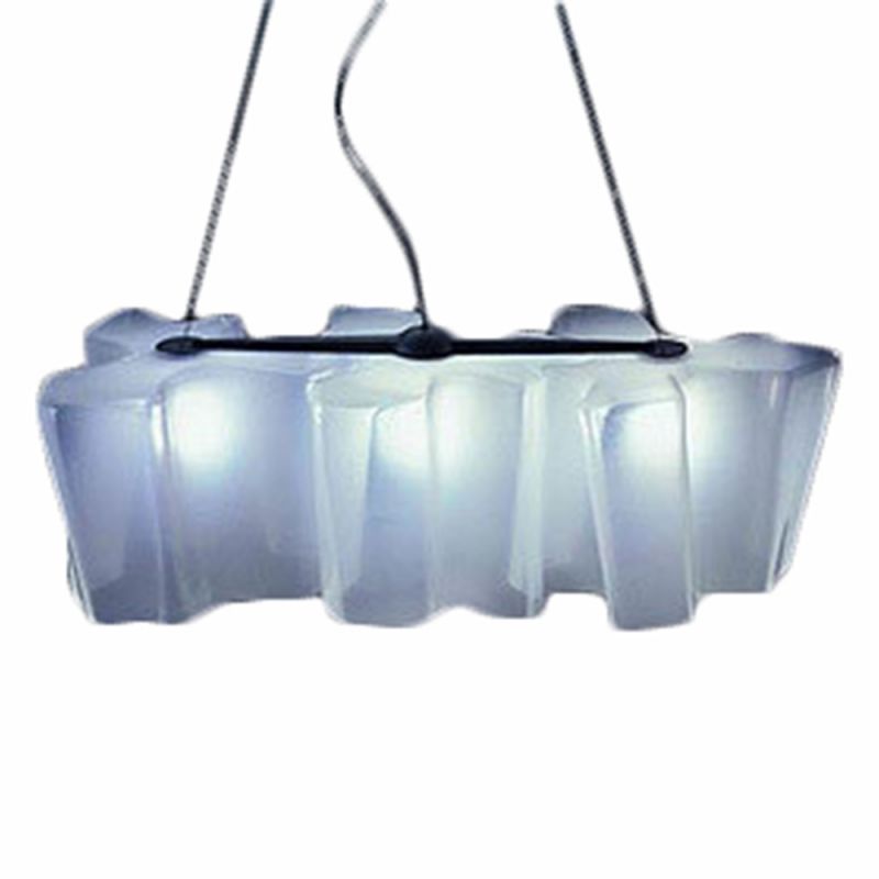 Logico Pendelleuchte Mini: Dreiflammige Hängelampe von Artemide mit modernem Design und diffusem Licht.