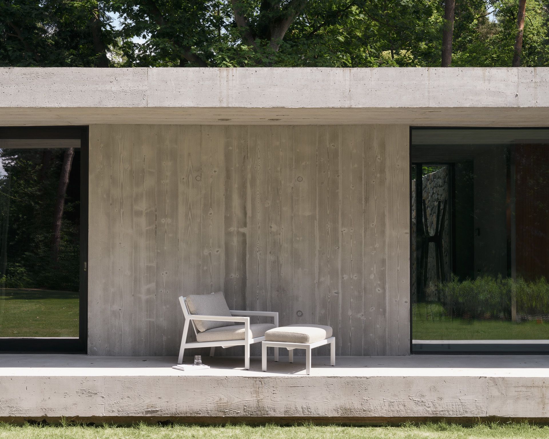 Jack Outdoor Fußhocker von Ethnicraft: Weißer Aluminium Fußhocker für Garten und Terrasse.