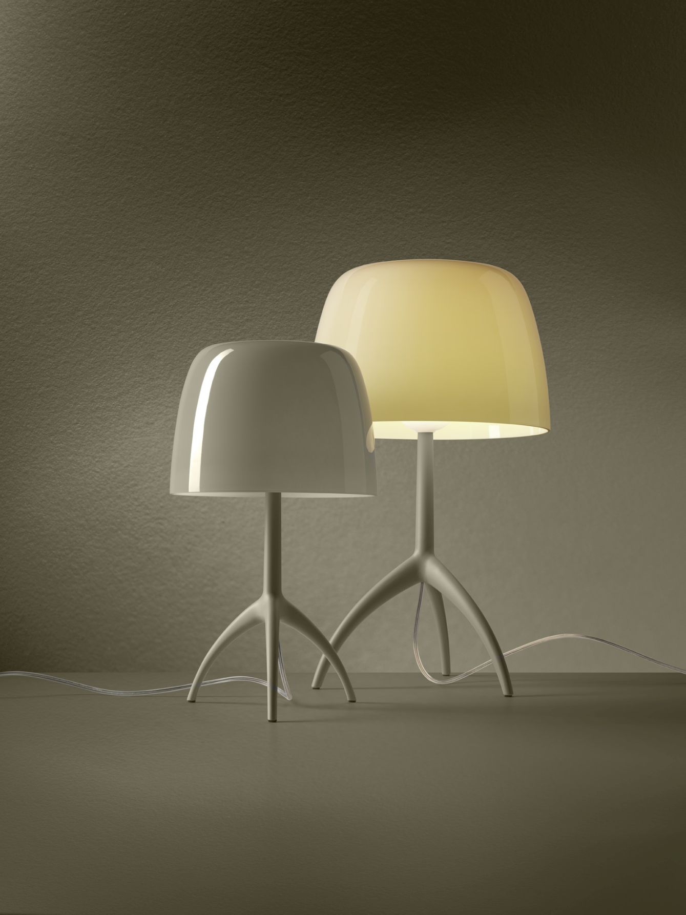 Zwei Lumiere Nuances Tischleuchten von Foscarini in Creta, moderne Innenbeleuchtung für Wohnzimmer und Schlafzimmer.