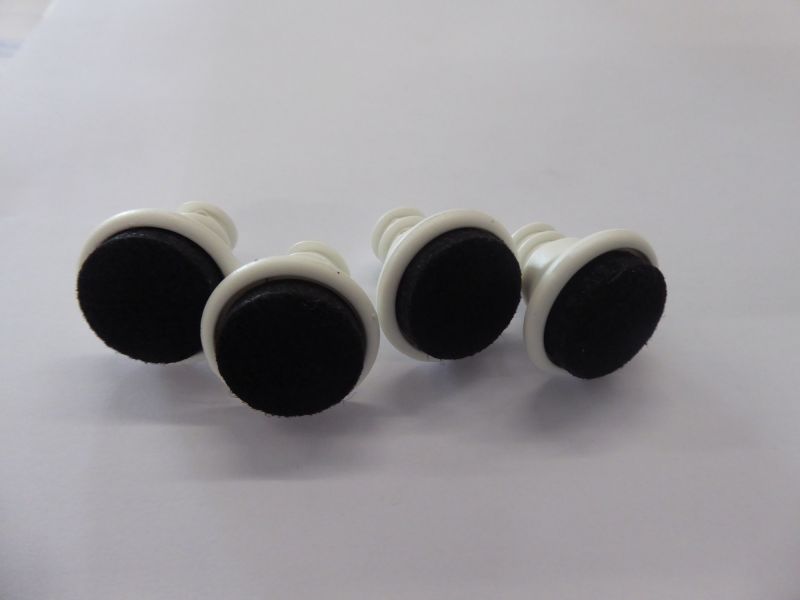 Vier weiße Filzgleiter für Eames Plastic Chair Stühle, schützen Ihren Boden vor Kratzern.