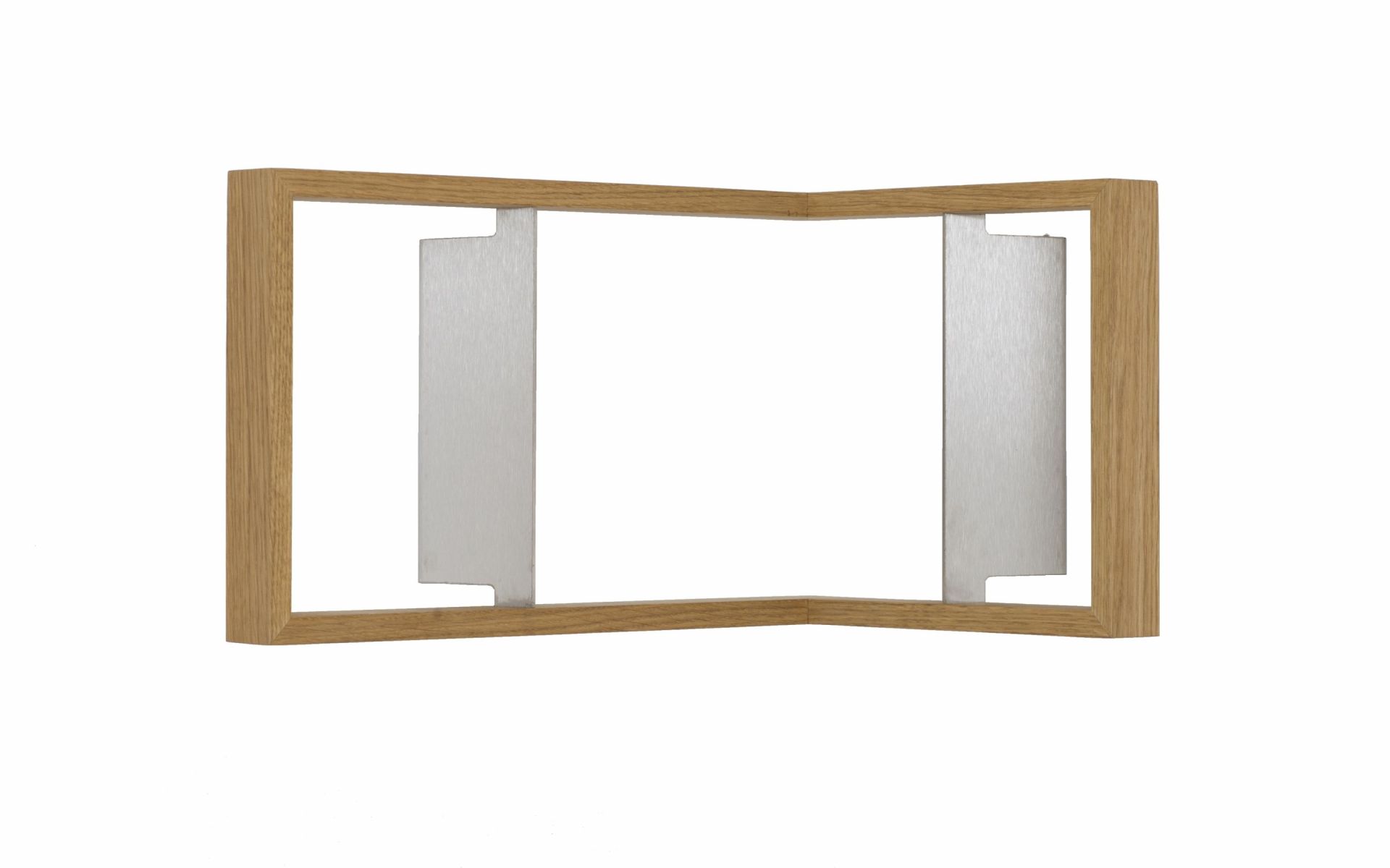 Regal b-eck2: Kleines Eckregal aus Eiche mit silbernen Halterungen für moderne Wandgestaltung.