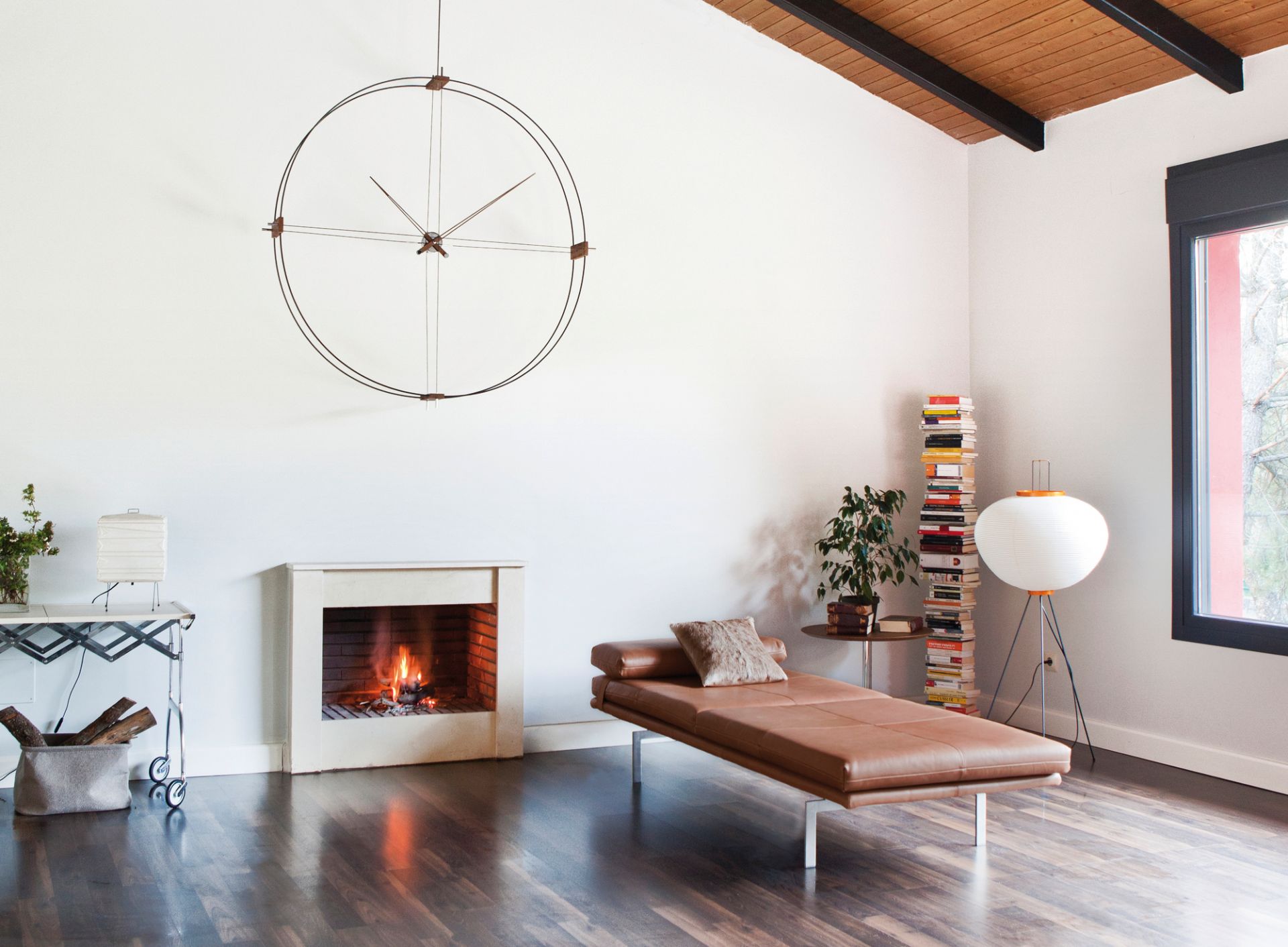 Delmori Clock Wanduhr: Moderne Wanduhr in Schwarz und Walnuss im Wohnzimmer über Kamin.