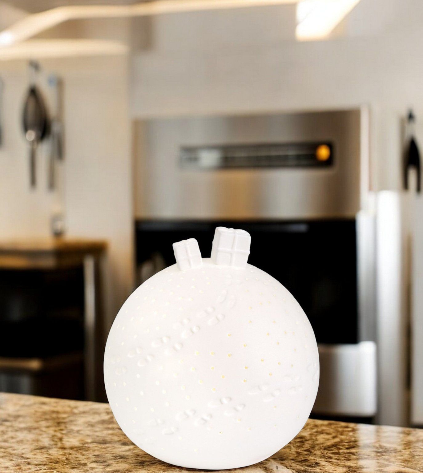 Weiße Porzellan Lichtkugel mit LED-Beleuchtung, dekoratives Geschenk und einzigartiges Einzelstück.