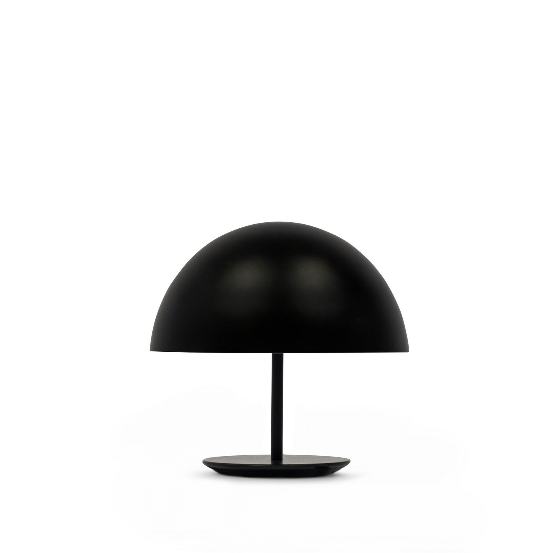 Nahaufnahme der minimalistischen Baby Dome Lampe von Mater in Kupfer.