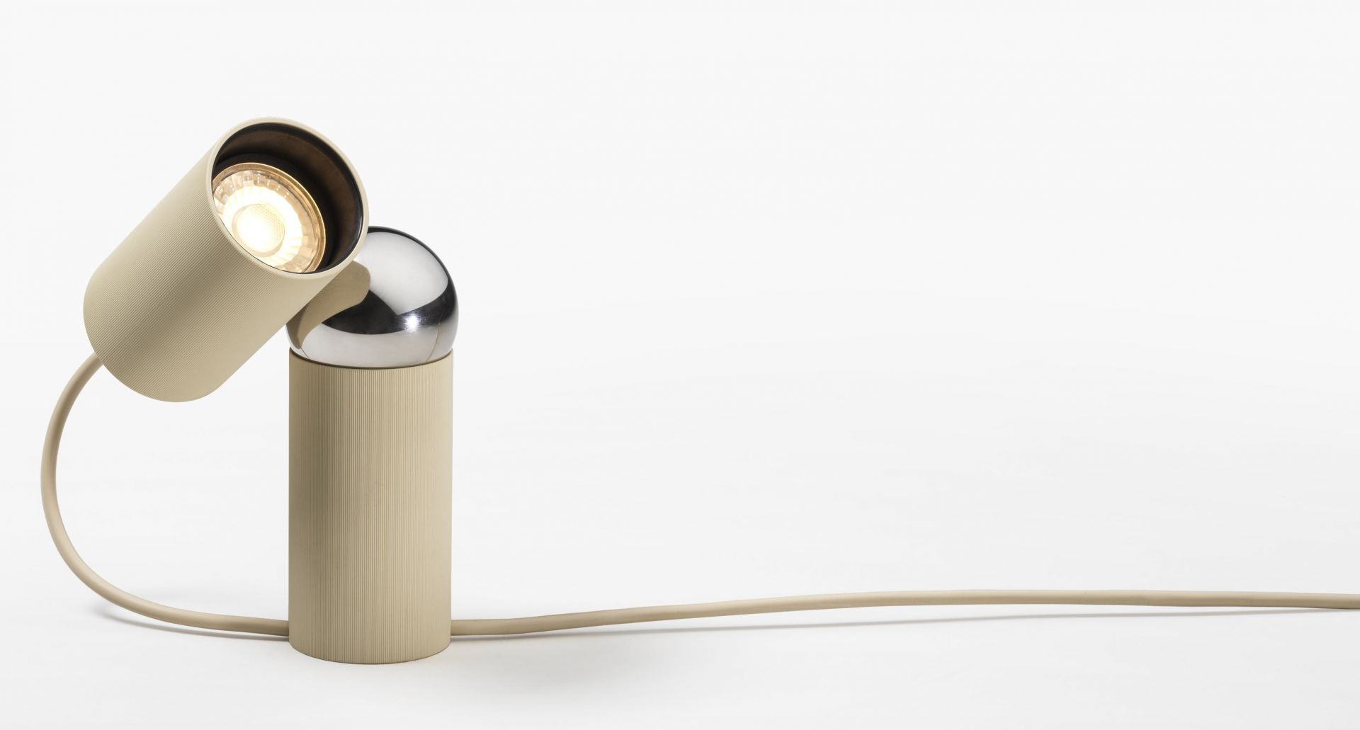 Nahaufnahme der Bilboquet Tischleuchte von Flos in Leinenfarbe, moderne Innenbeleuchtung.