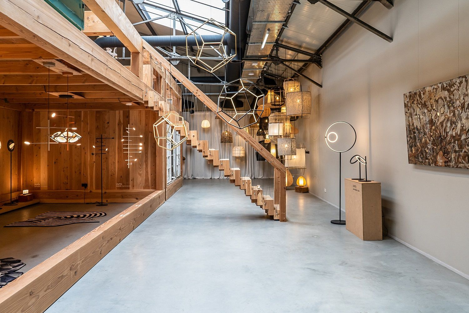 Ausstellungsraum mit Dodeca Pendelleuchten Japth, geometrischen Formen und verschiedenen Lampen.