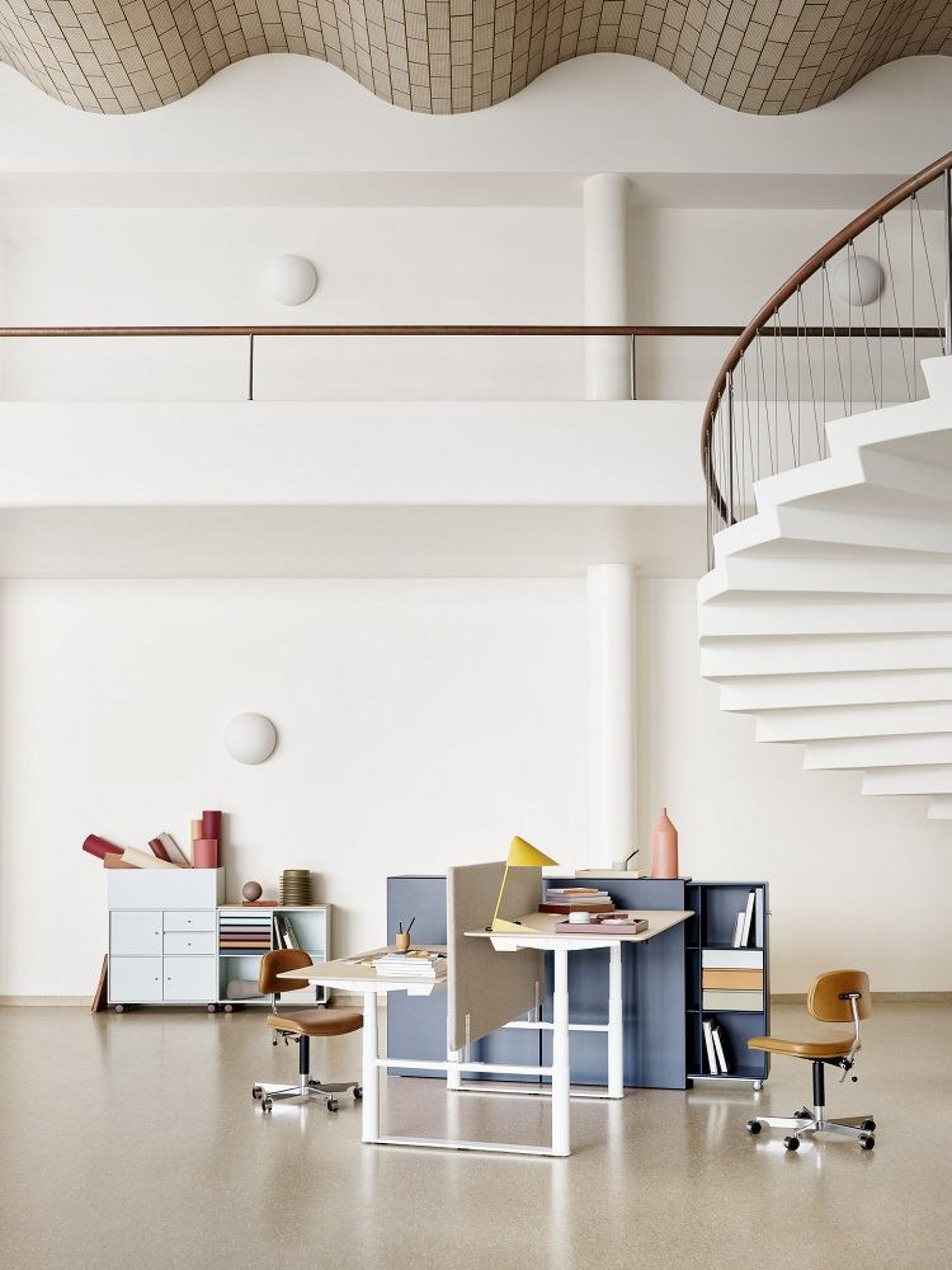 Büro mit Montana Cargo Modul 80 Schrank-System: Regale, Schreibtisch und Bürostühle in modernem Design.