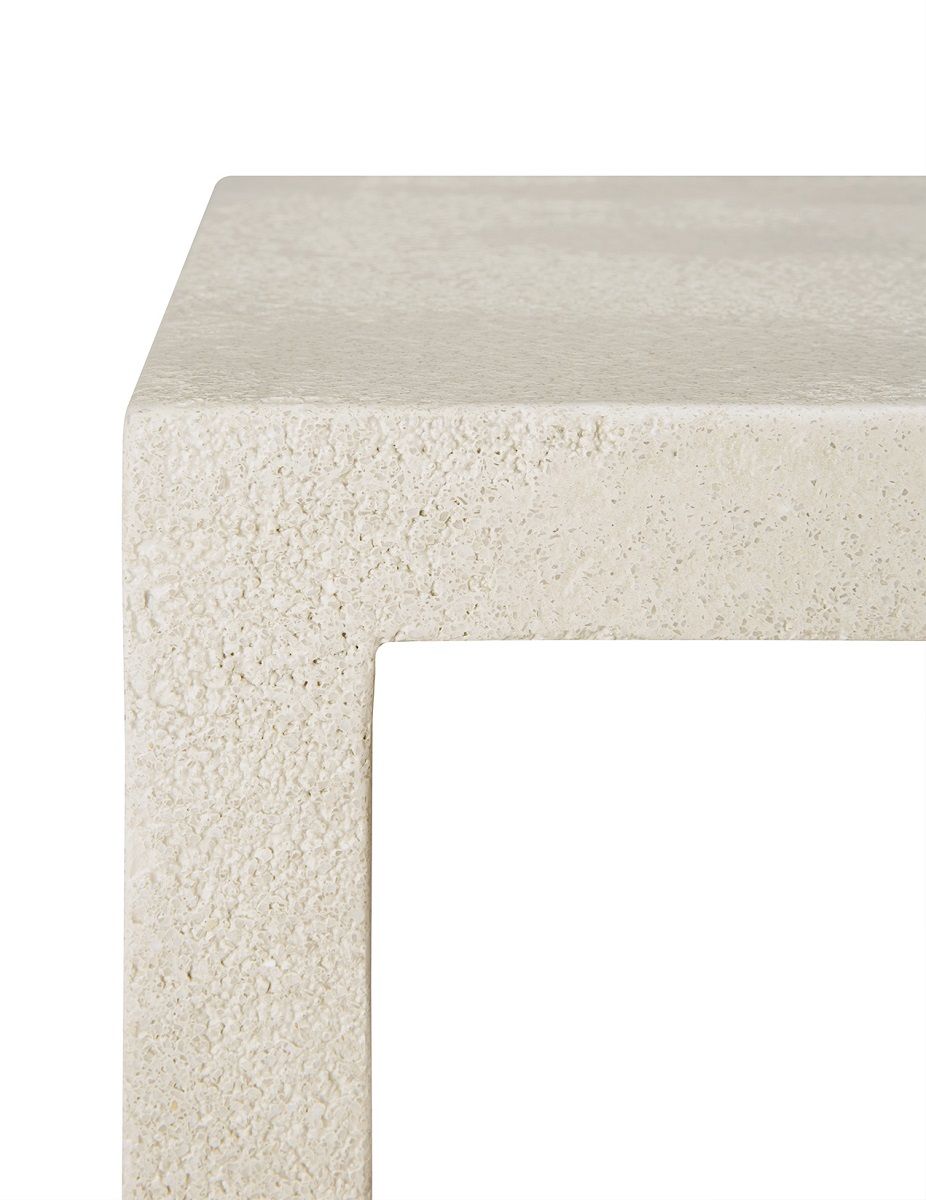 Detailaufnahme der Elements Konsole von Ethnicraft in Off White Microcement. Textur und Design.