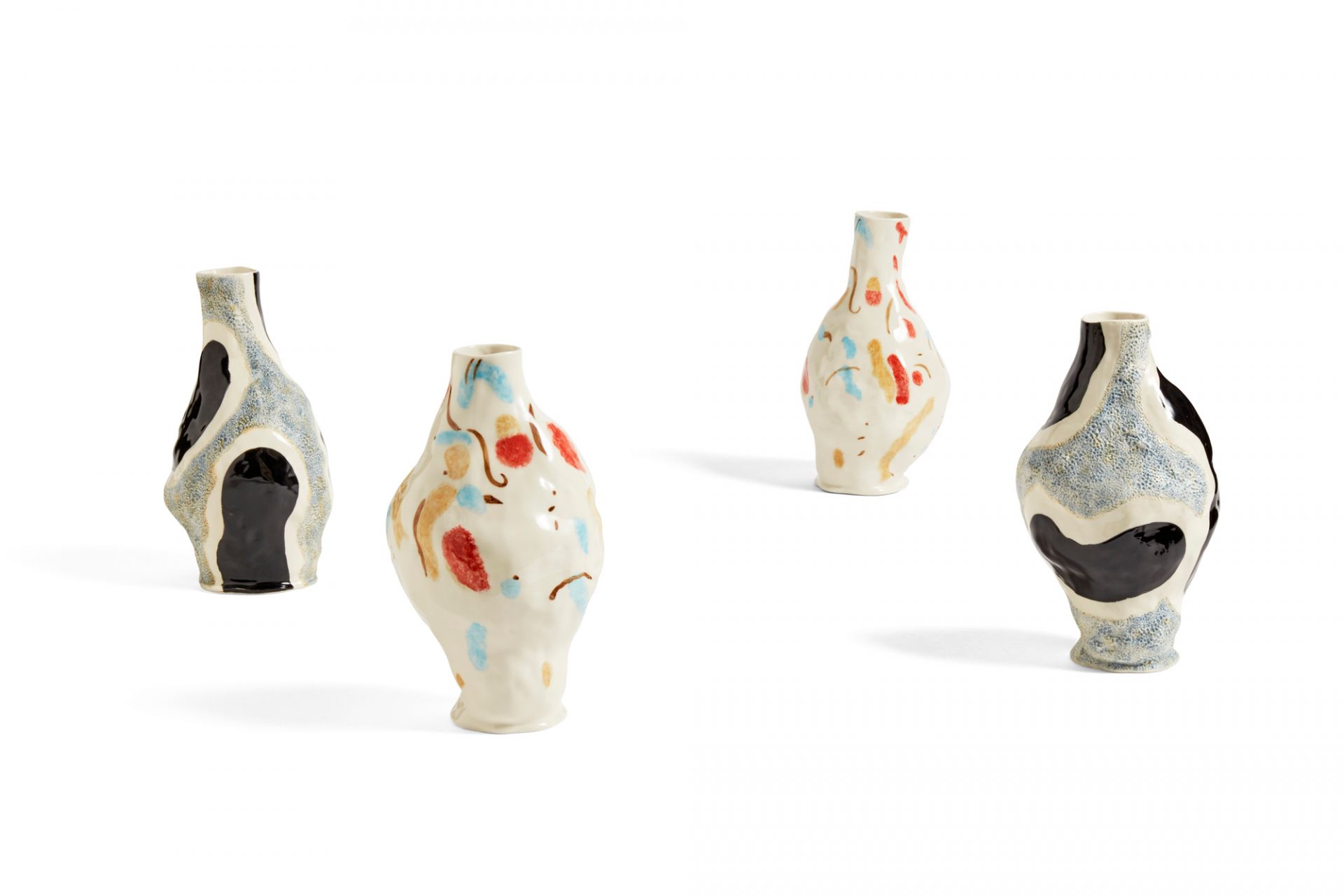 Vier einzigartige Jessica Hans Vasen von Hay, Keramik, abstrakte Muster, moderne Dekoration.
