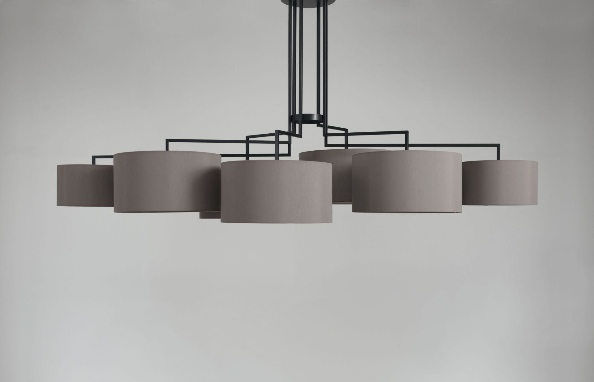 NOON 7 Deckenleuchte von Zeitraum mit sieben grauen Lampenschirmen und schwarzem Gestell.