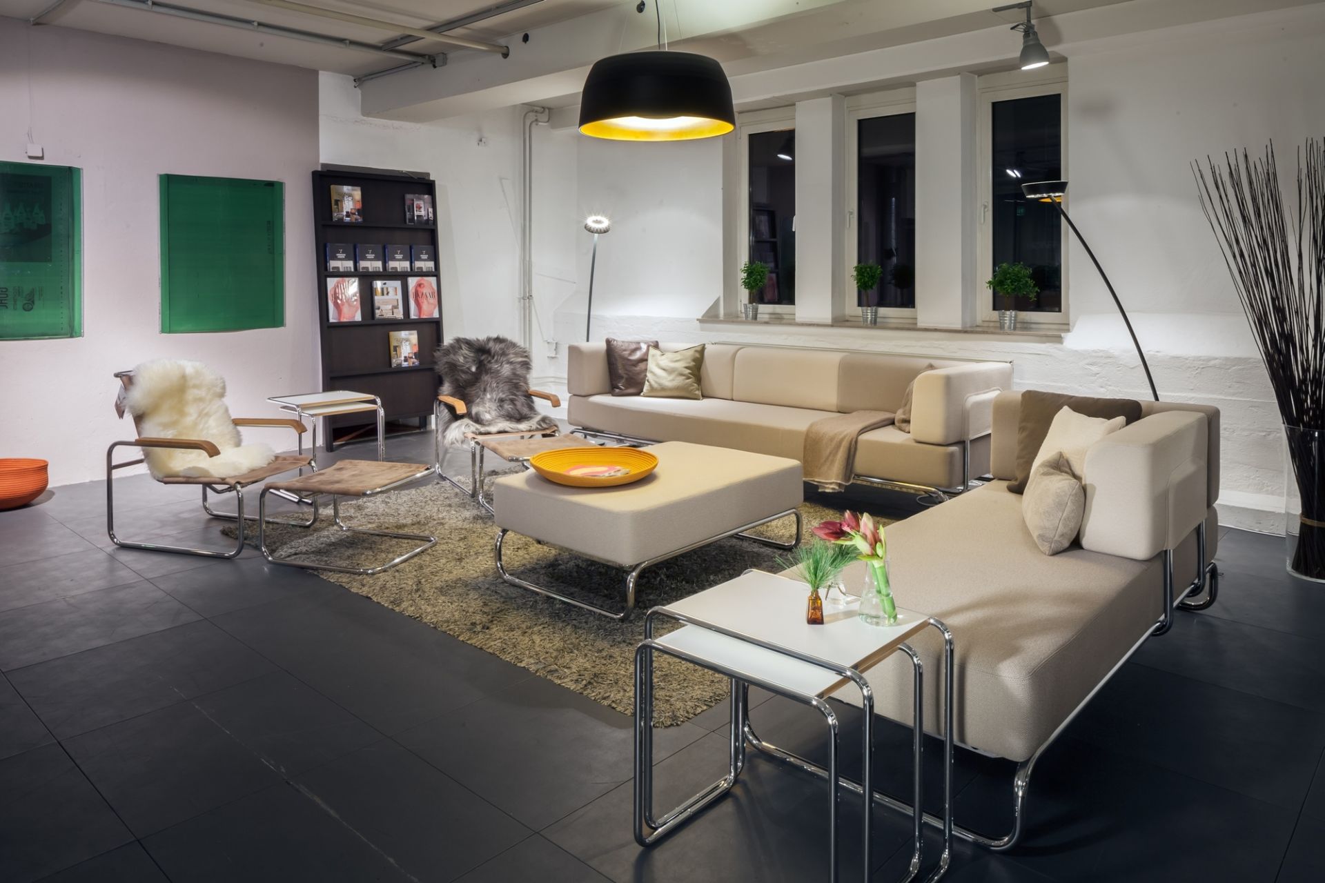 Beige S 5003 Thonet 3-Sitzer Sofa mit Stahlrohrgestell in modernem Wohnzimmer. Design Sofa und Sessel.