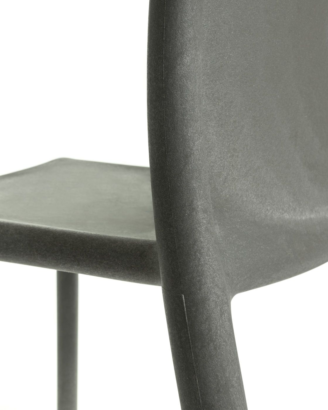 Detailaufnahme des grauen RE Air-Chair Stuhls von Magis, gefertigt aus 100% recyceltem Material.