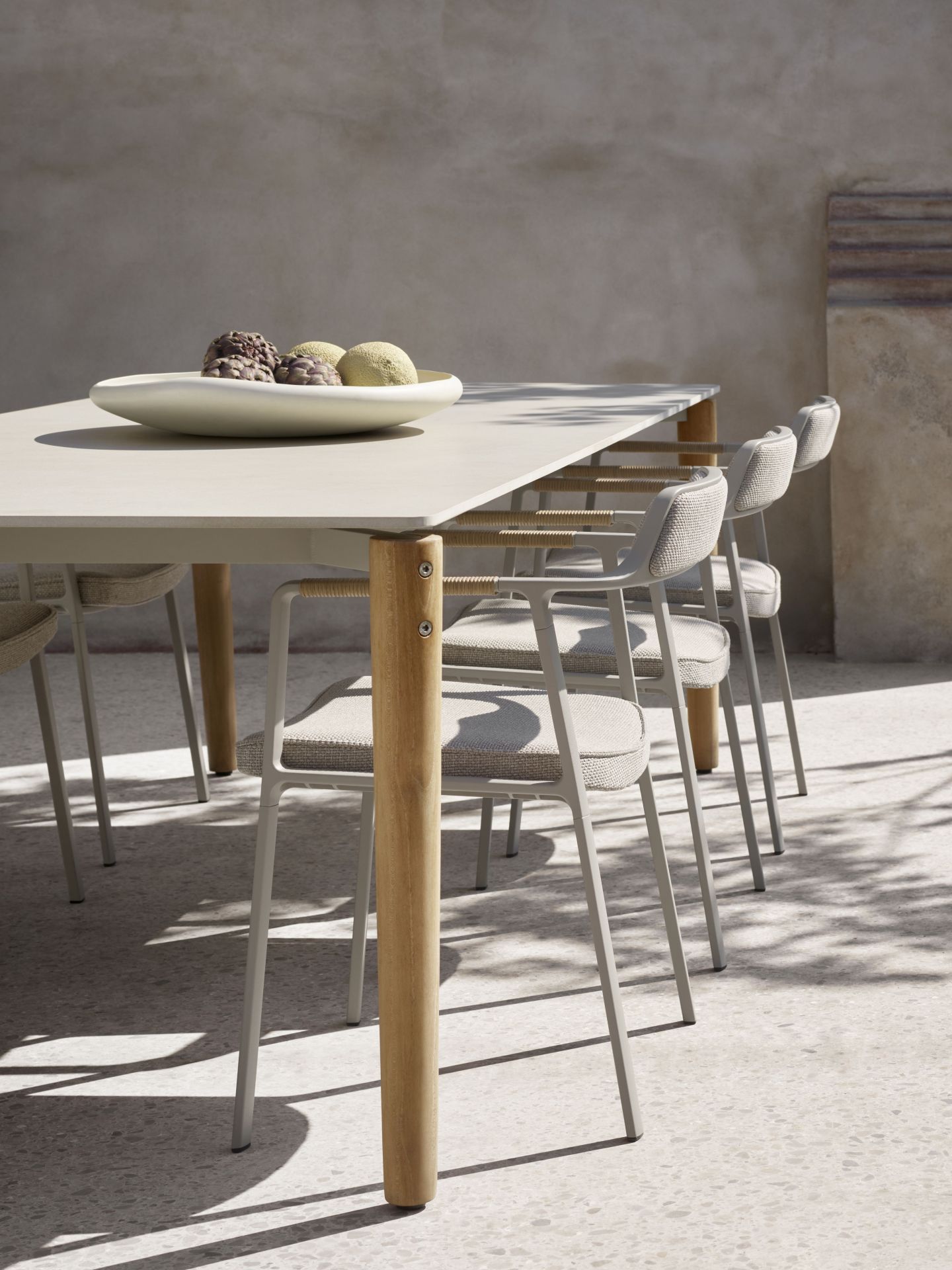 Nahaufnahme des Vipp Open-Air Outdoor Tischs mit Stühlen und Dekoration im Außenbereich.