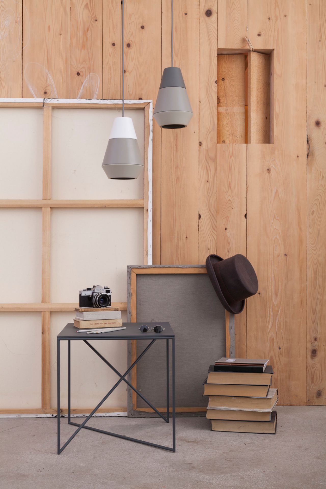 DOT Beistelltisch von Grupa, grauer Metalltisch mit Kamera, Büchern und Dekoration vor Holzwand. Modernes Design.