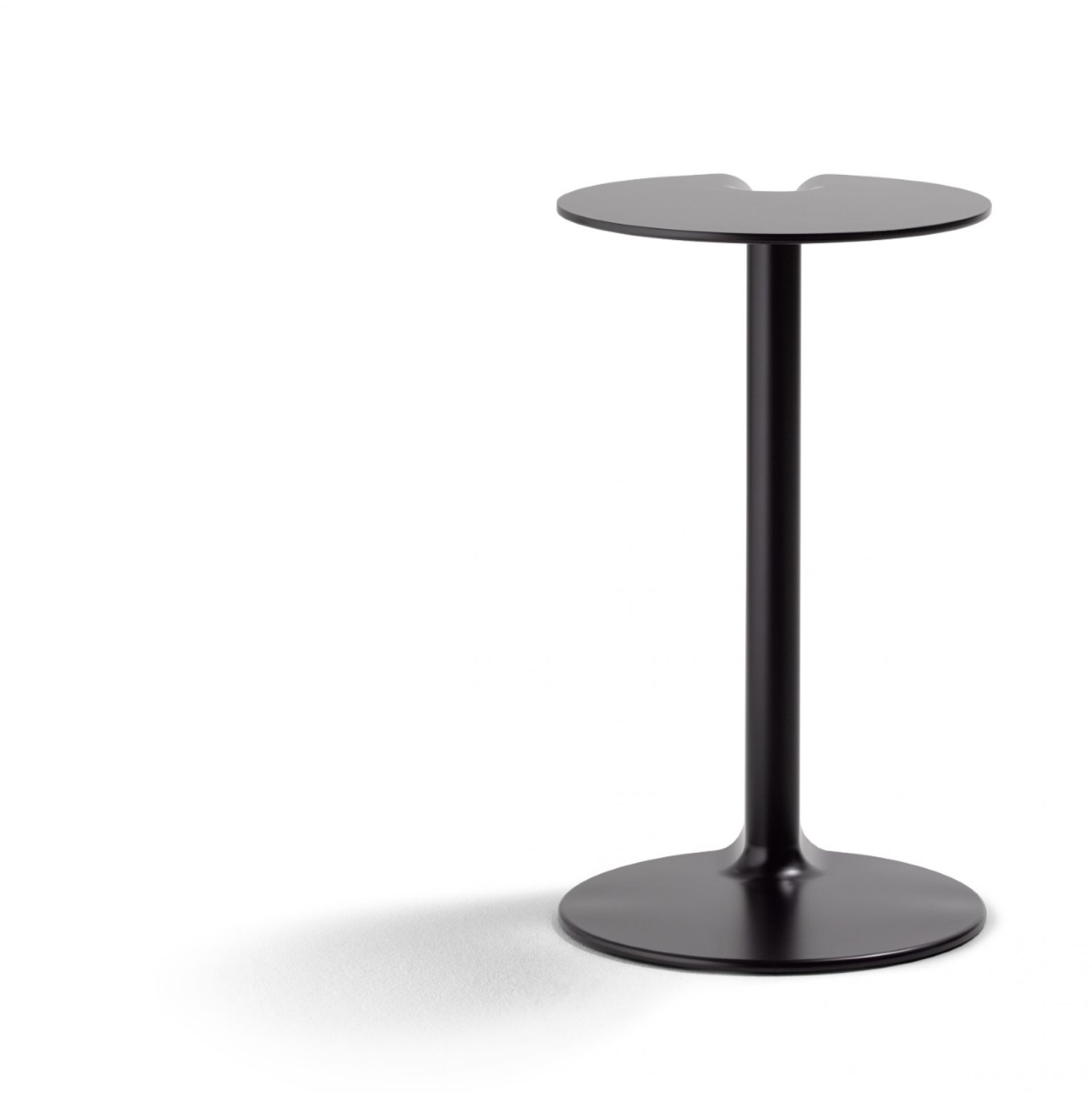 Schwarzer Twin Beistelltisch von Cor mit runder Tischplatte und Fuß auf weißem Hintergrund.