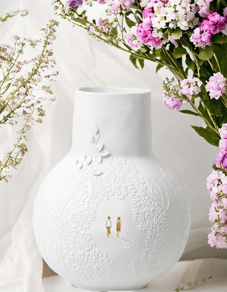 Weiße BG dankbar Vase mit Parkspaziergang Motiv und floralen Akzenten für stilvolle Blumendekoration.