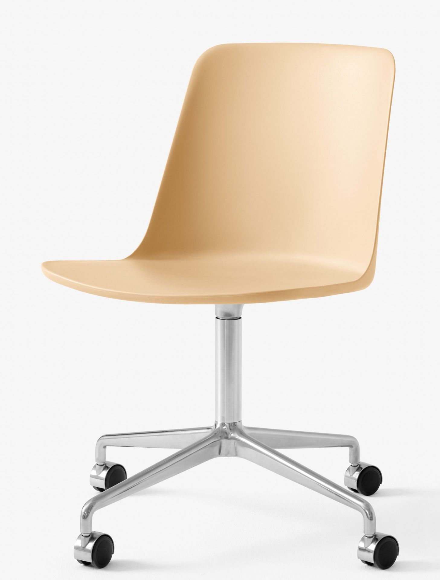 Rely Drehstuhl von AndTradition: Beiger Bürostuhl mit Rollen und silbernem Fußkreuz auf weißem Hintergrund.