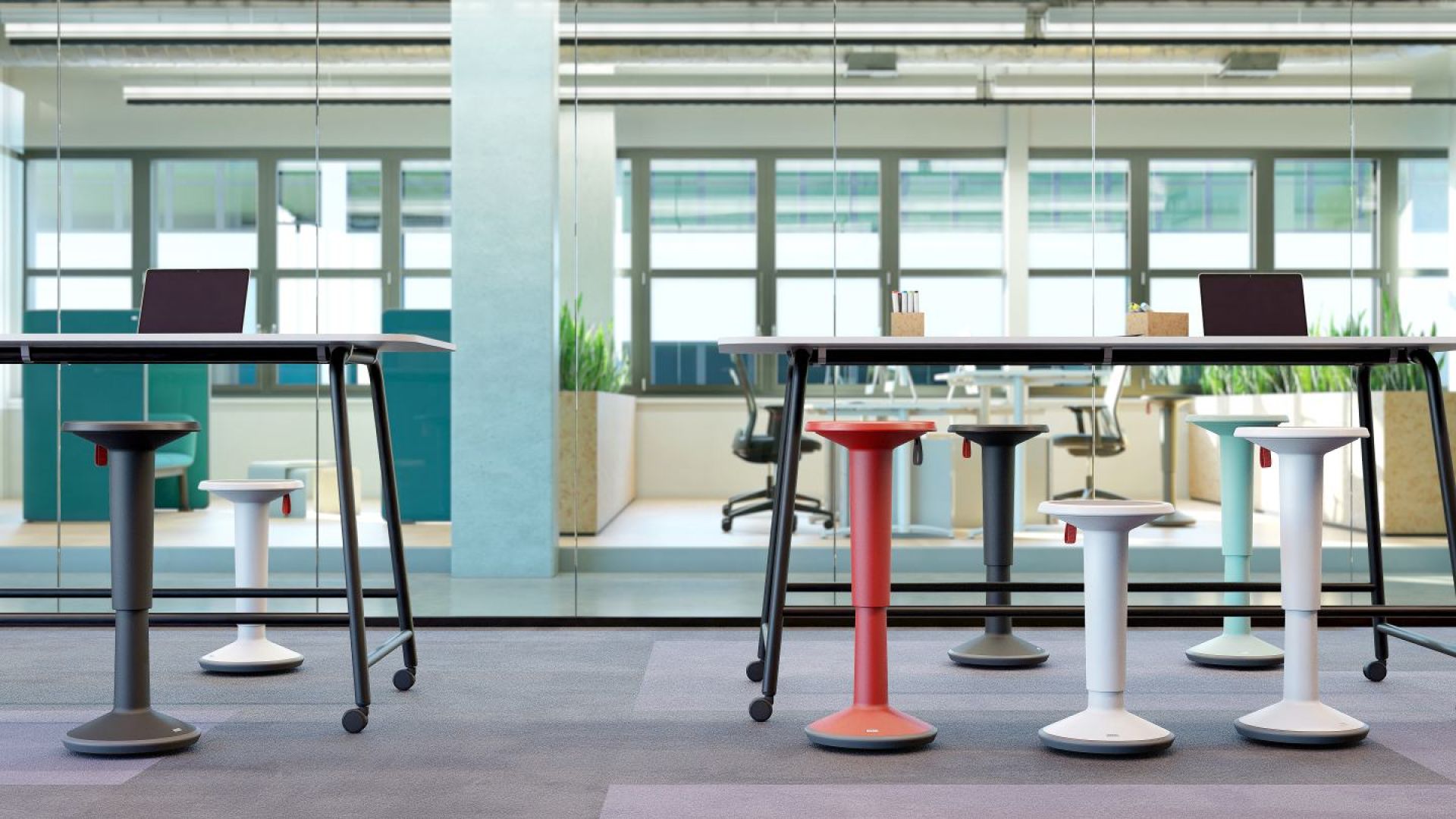 Interstuhl UPis1 Stehhocker in Zitronengelb und weiteren Farben im modernen Büro für ergonomisches, dynamisches Sitzen.