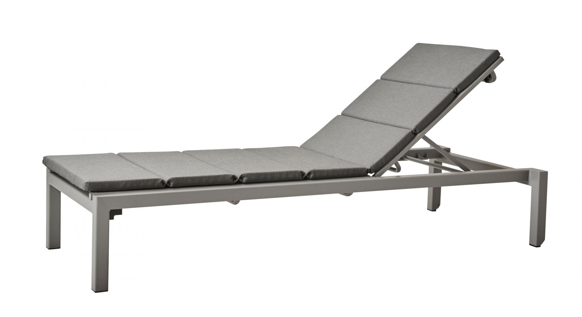 Graue Cane-Line Sonnenliege mit Relax Outdoor Kissen für komfortables Entspannen im Garten.