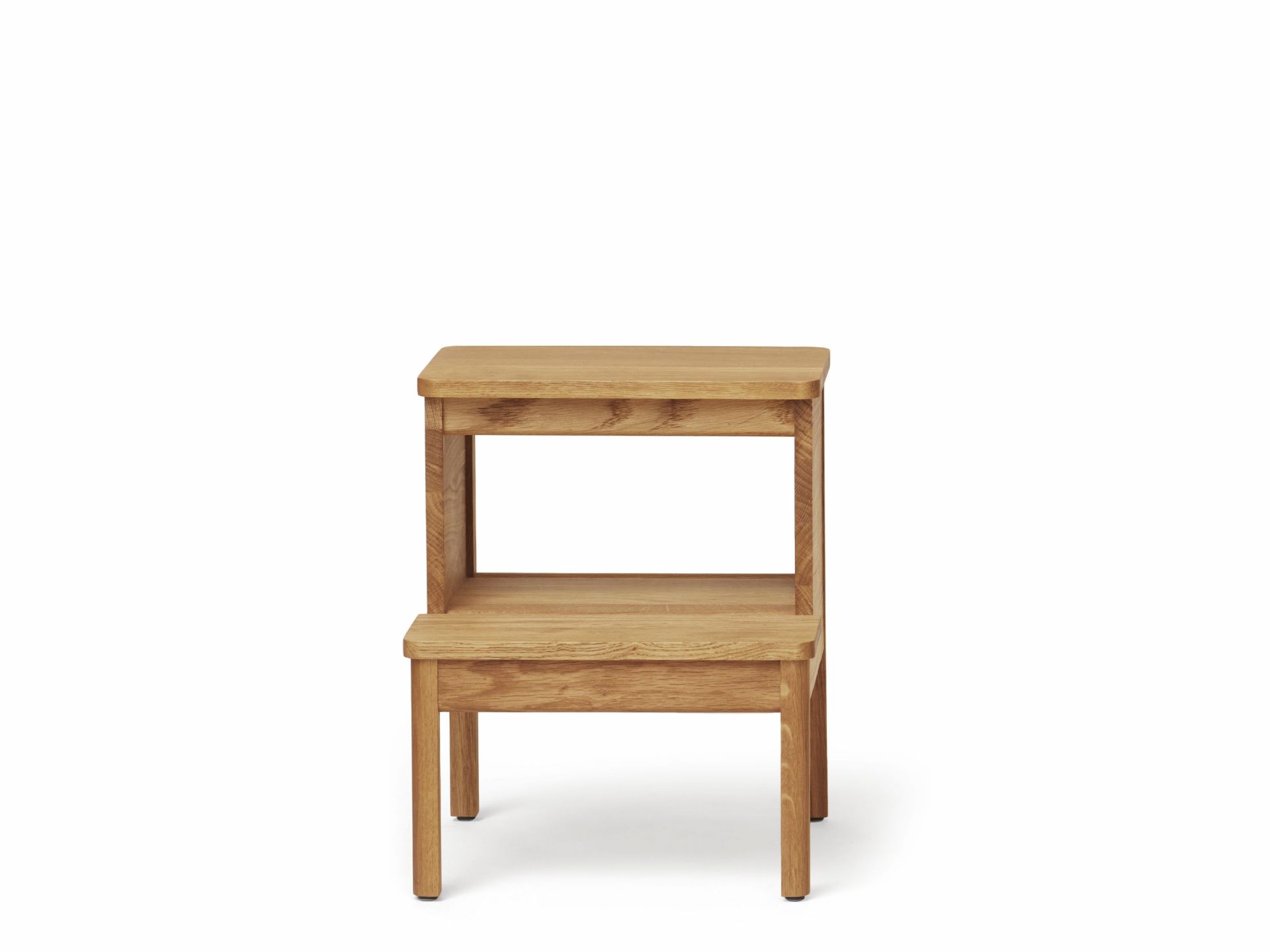 A Line Steighocker aus Eiche von Form & Refine, zweistufig und minimalistisch.
