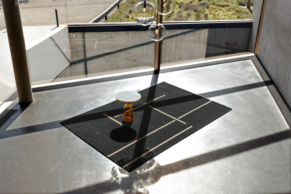 Monolith Teppich 200x300cm von ClassiCon, schwarzer Wollteppich mit geometrischem Muster im modernen Interieur.