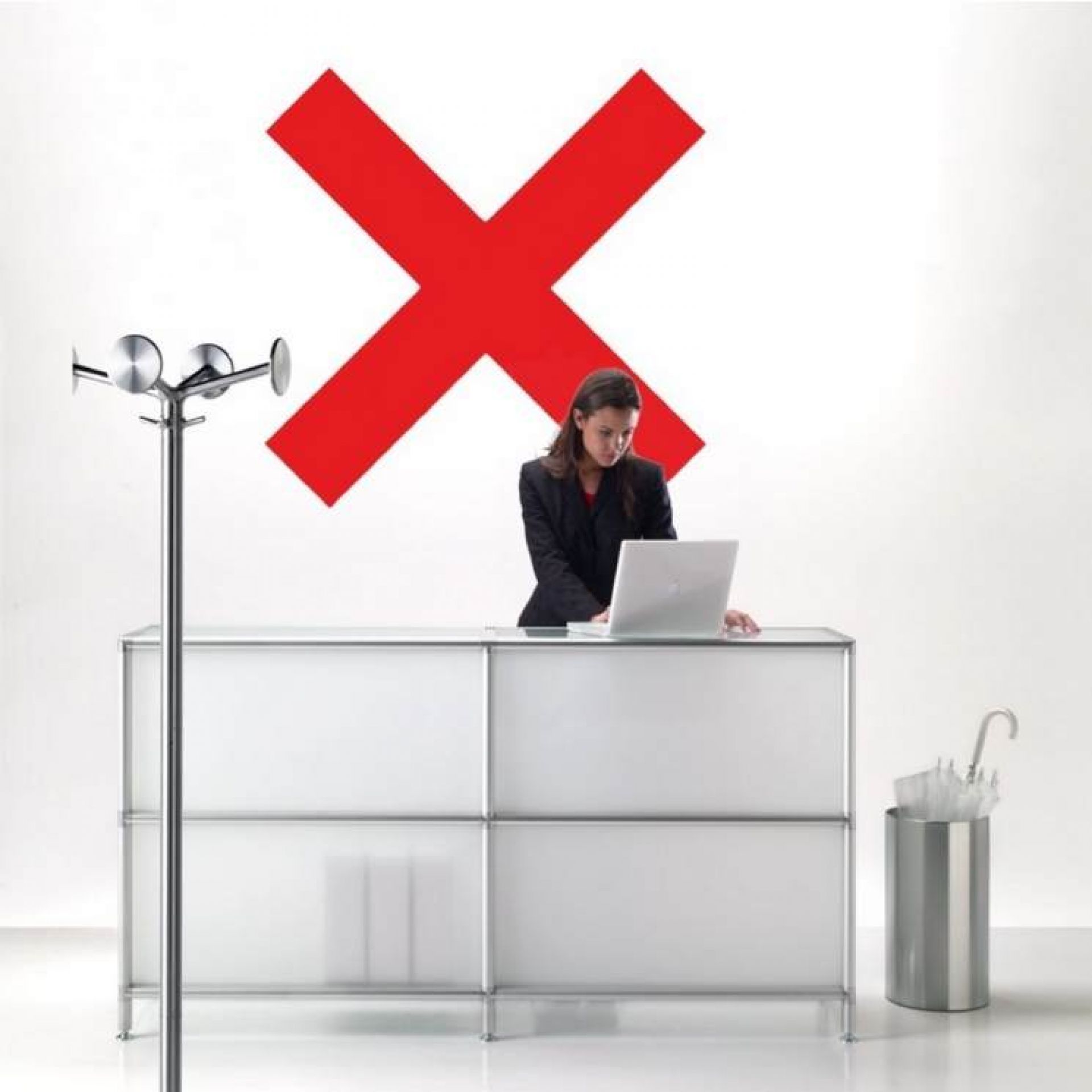 Nox Papierkorb/Schirmständer von Rexite, aus Metall, mit Schirmen, im modernen Büro mit Dame am Laptop.