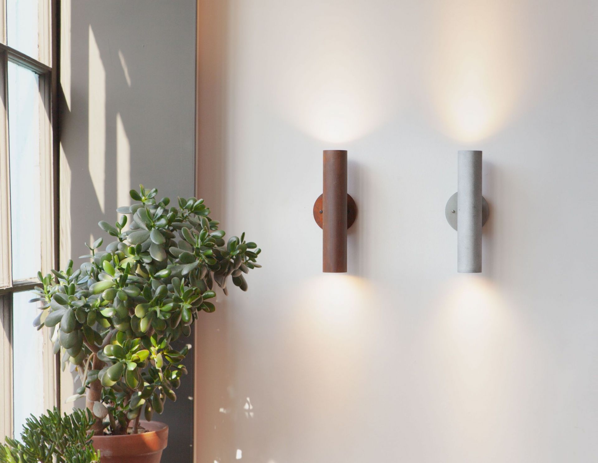 Zwei Graypants Wandleuchten: Sconce30 in Rost und Grau, moderne Innenbeleuchtung für Wohnräume.