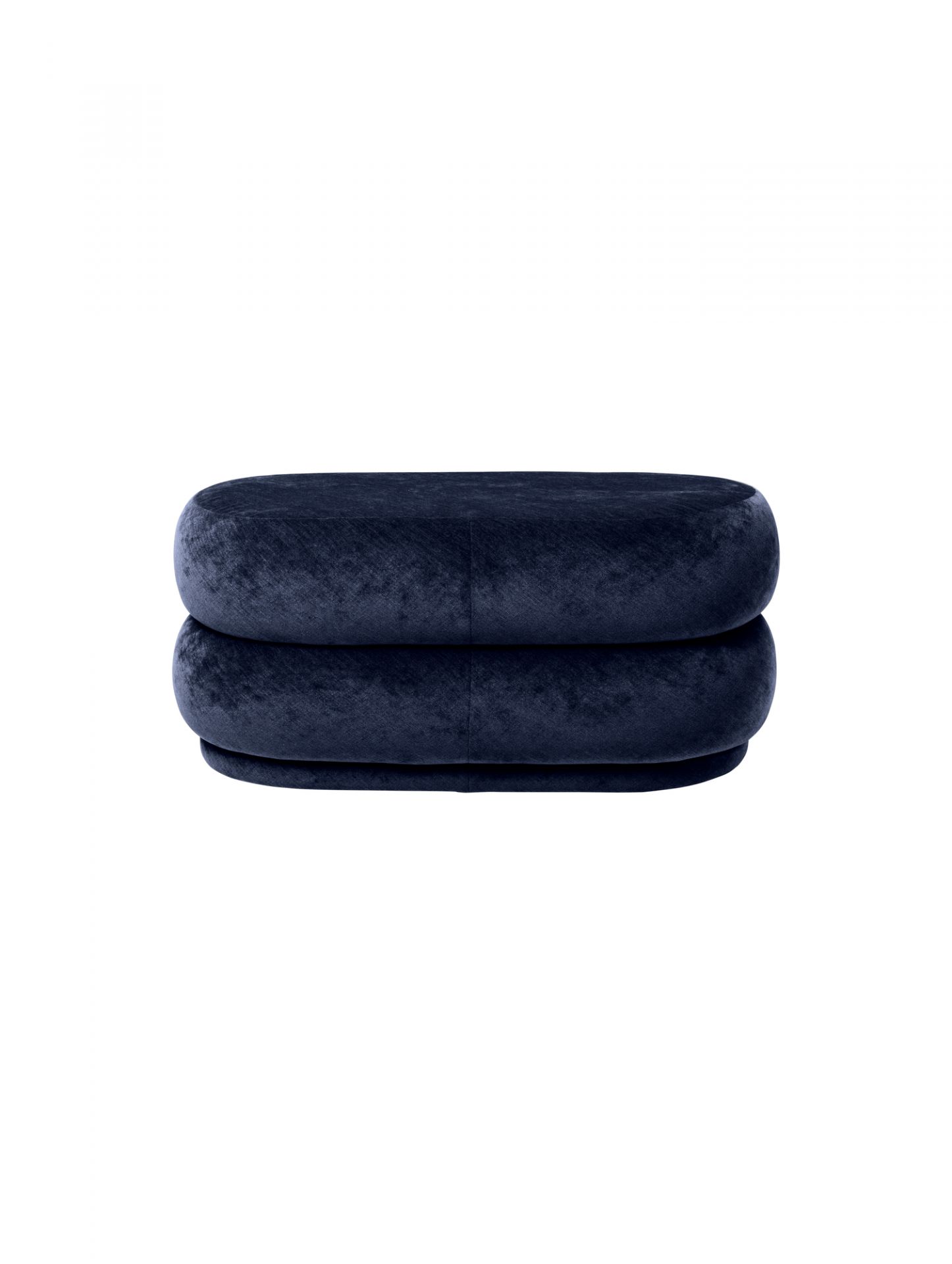 Ovaler, dunkelblauer Samt Pouf Hocker von Ferm Living, ideal als Sitzgelegenheit oder Fußhocker.