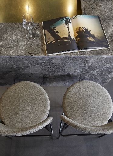 Zwei Series 430 Barhocker von Verpan (65 cm) in grau, Top-Ansicht. Design Barstuhl.