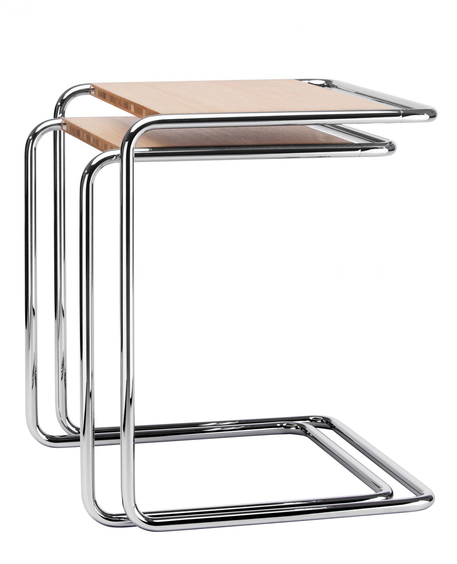 B97 Thonet Beistelltisch Set: Zwei Tische mit Holzplatte und verchromtem Stahlrohrgestell.