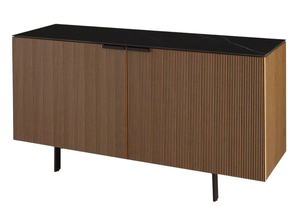 Selvans Sideboard von ligne roset mit Holzlamellen und schwarzer Marmorplatte. Modernes Design für Wohnzimmer.