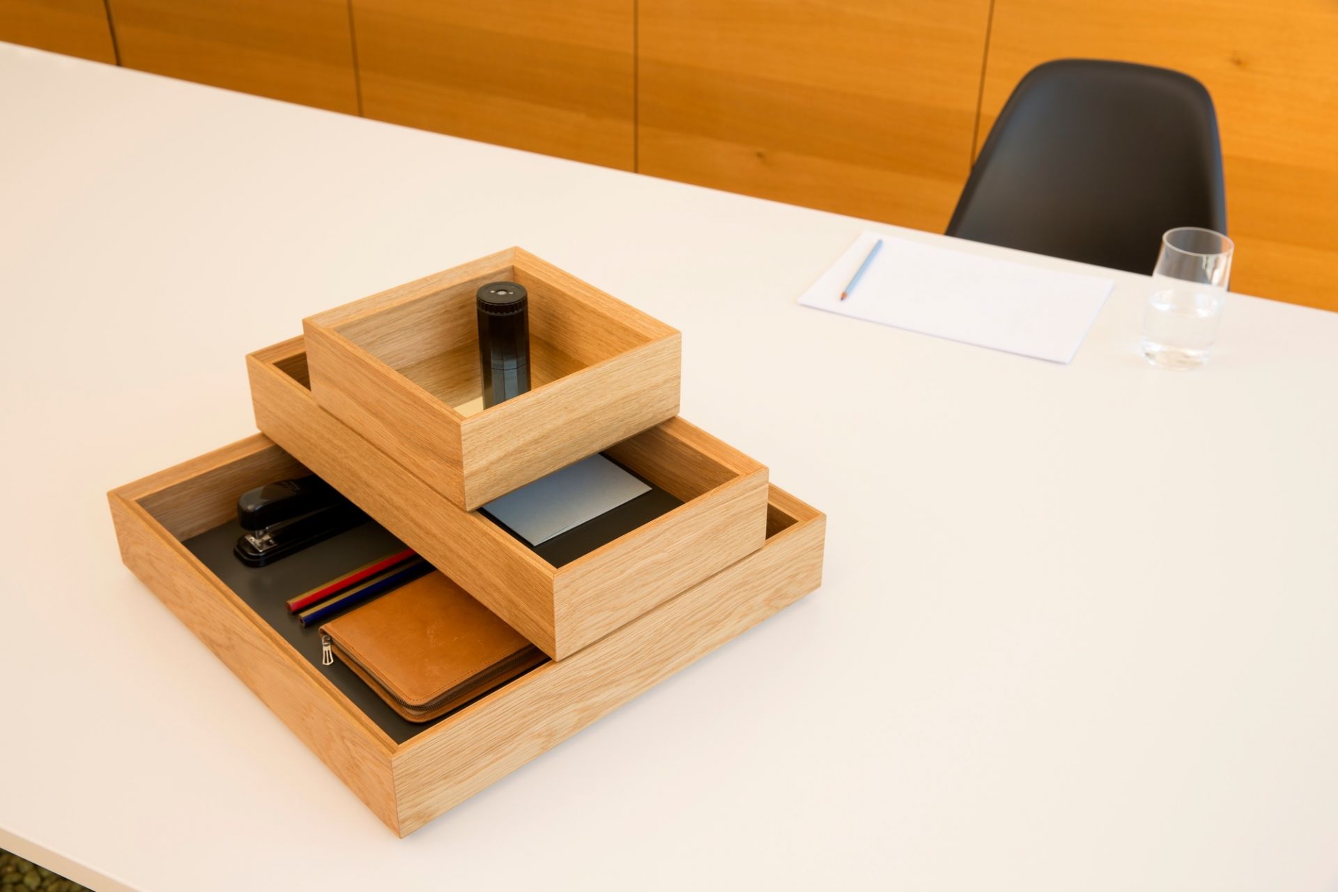 Tidy Tablett 3er-Set Favius aus Holz, graue Fächer, zur Aufbewahrung von Büroartikeln auf einem Schreibtisch.