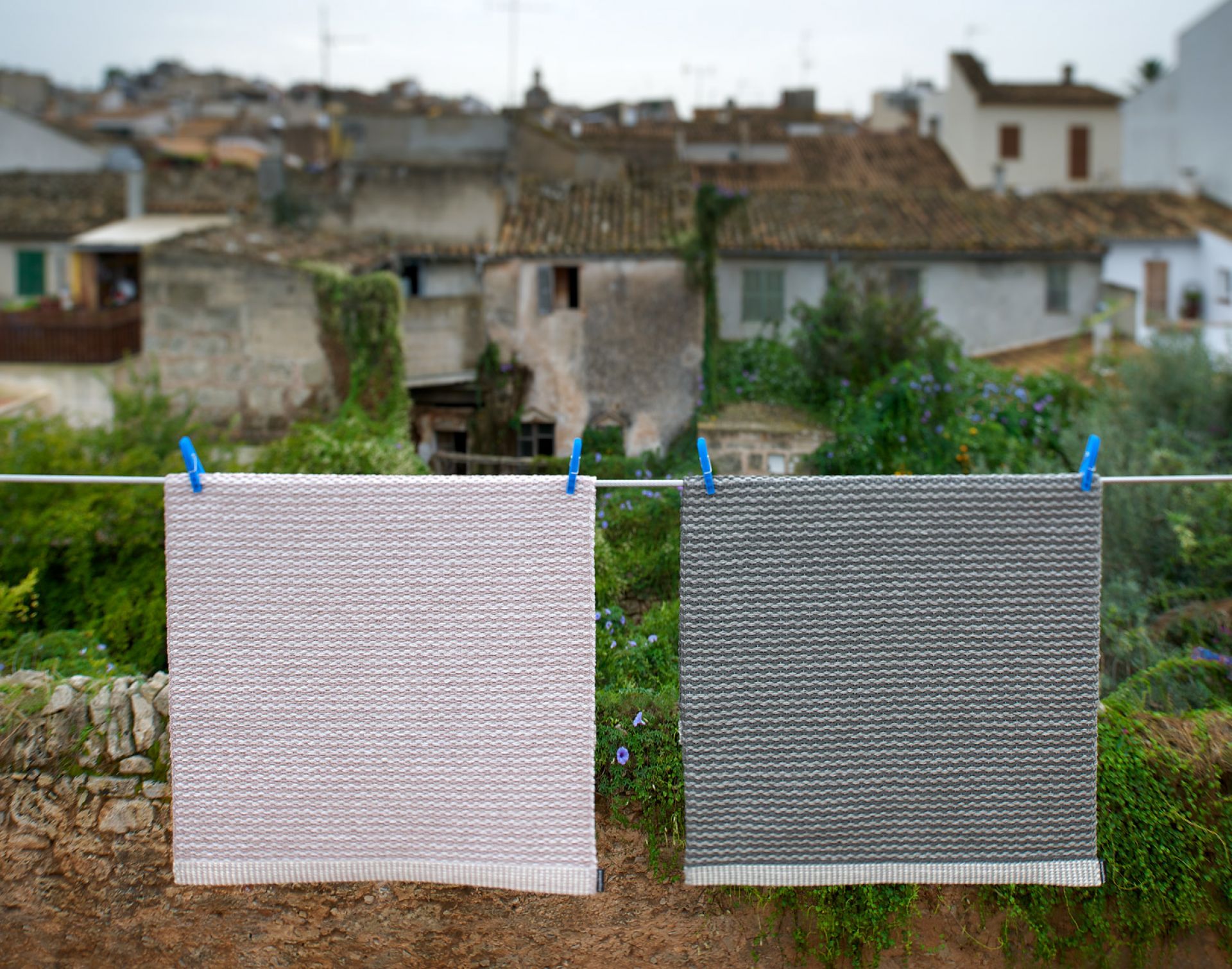 Pappelina Kunststoffteppich Mono 60x85 cm, beige und grau, für drinnen und draußen geeignet.