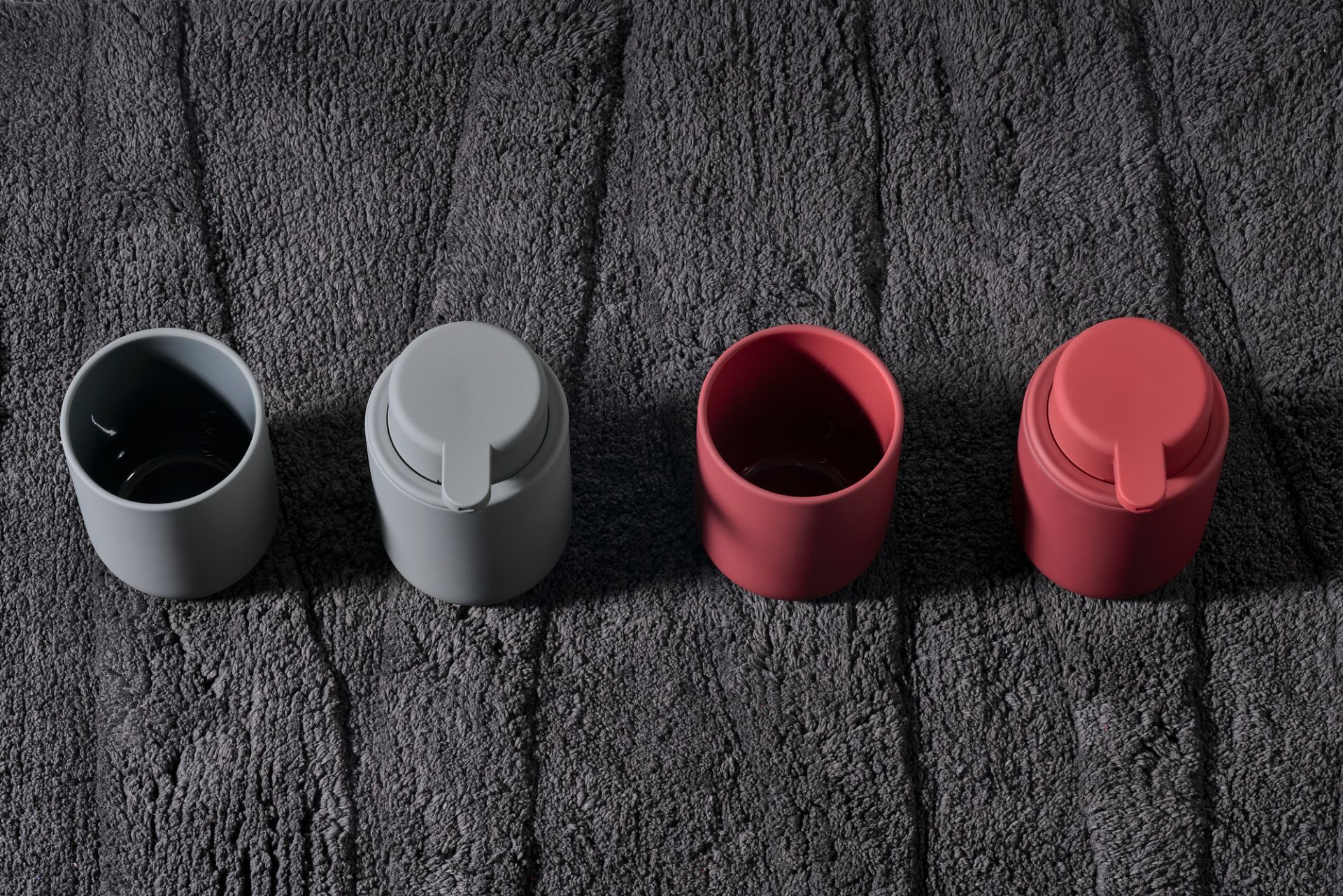 Ume Zahnputzbecher von Zone Denmark in Grau und Rot, minimalistisches Design für moderne Badezimmer.