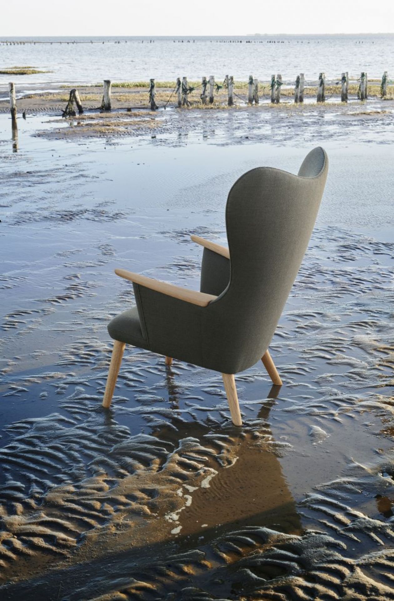 CH78 Mama Bear Sessel von Carl Hansen & Søn, grauer Lounge Sessel mit Holzbeinen.