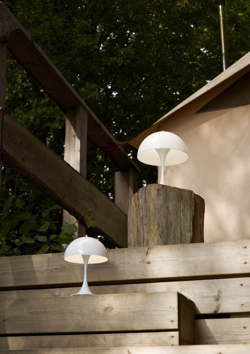 Zwei Panthella Tischleuchten von Louis Poulsen in Opal Pale Rosa auf Holzkonstruktion.