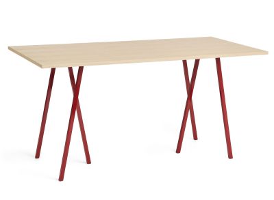 Hay Loop Stand High Table mit heller Tischplatte und roten Beinen. Esstisch für Küche.
