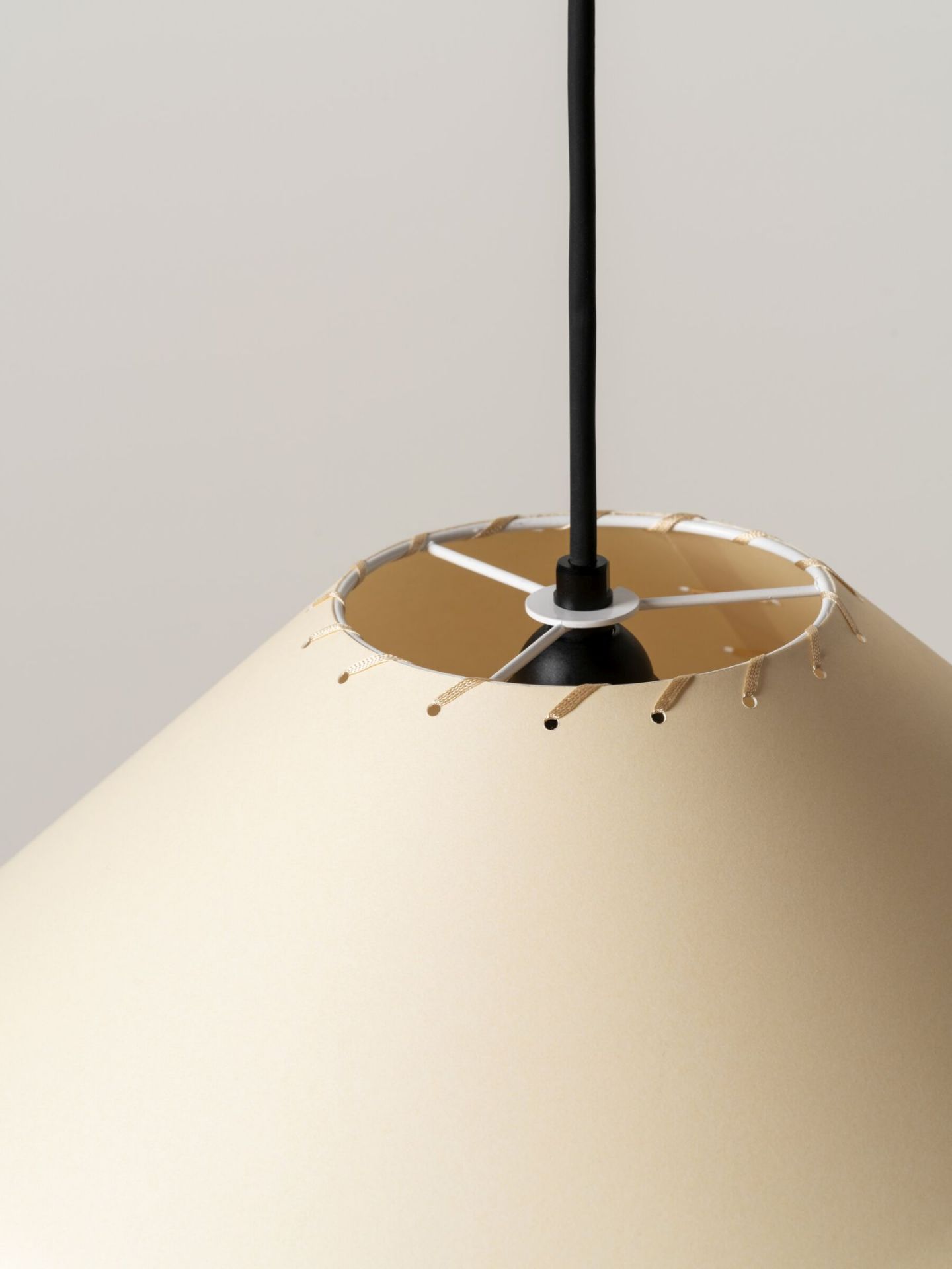 Detailaufnahme der Sísísí Pendelleuchte von Santa & Cole in Beige, Ø49cm, für stimmungsvolle Beleuchtung.