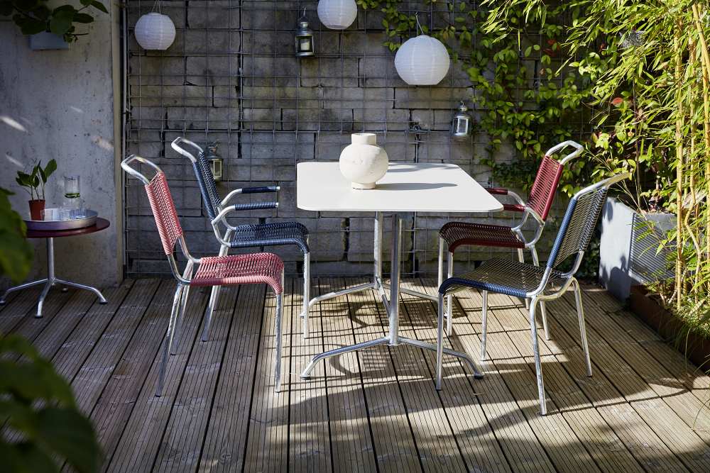 Altorfer Sessel: Detailaufnahme von Outdoor-Stühlen in Graphitschwarz (RAL 9011) mit Tisch auf einer Terrasse.