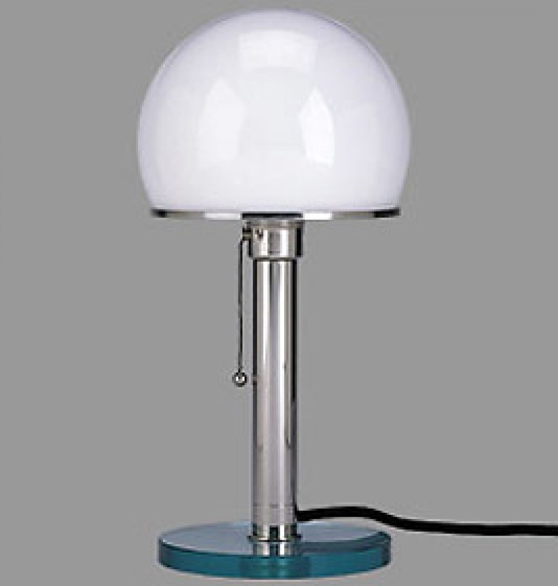 WG 25 GL Wagenfeld Tischleuchte von Tecnolumen mit rundem, weißem Lampenschirm und verchromtem Gestell auf Glasfuß.